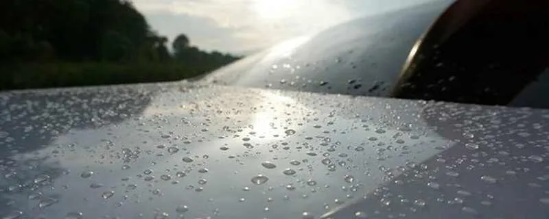 下雨车上都是水珠别人的没有，车身挂水珠说明什么