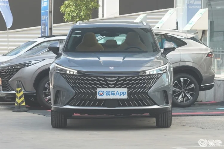 ​高颜值智能家用SUV，全新第三代荣威RX5