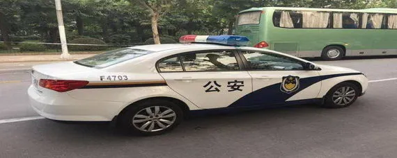 警车上的灯叫什么？，警车上面的灯是什么灯