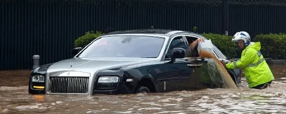 车窗没关紧了很多水算泡水车辆吗，水刚到车门算泡水吗？